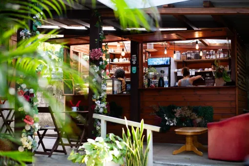 Bienvenue dans votre havre de paix à Saint Pierre - L'atelier de Flo, Saint-Pierre, L'Atelier de Flo - Coffee Shop Péï